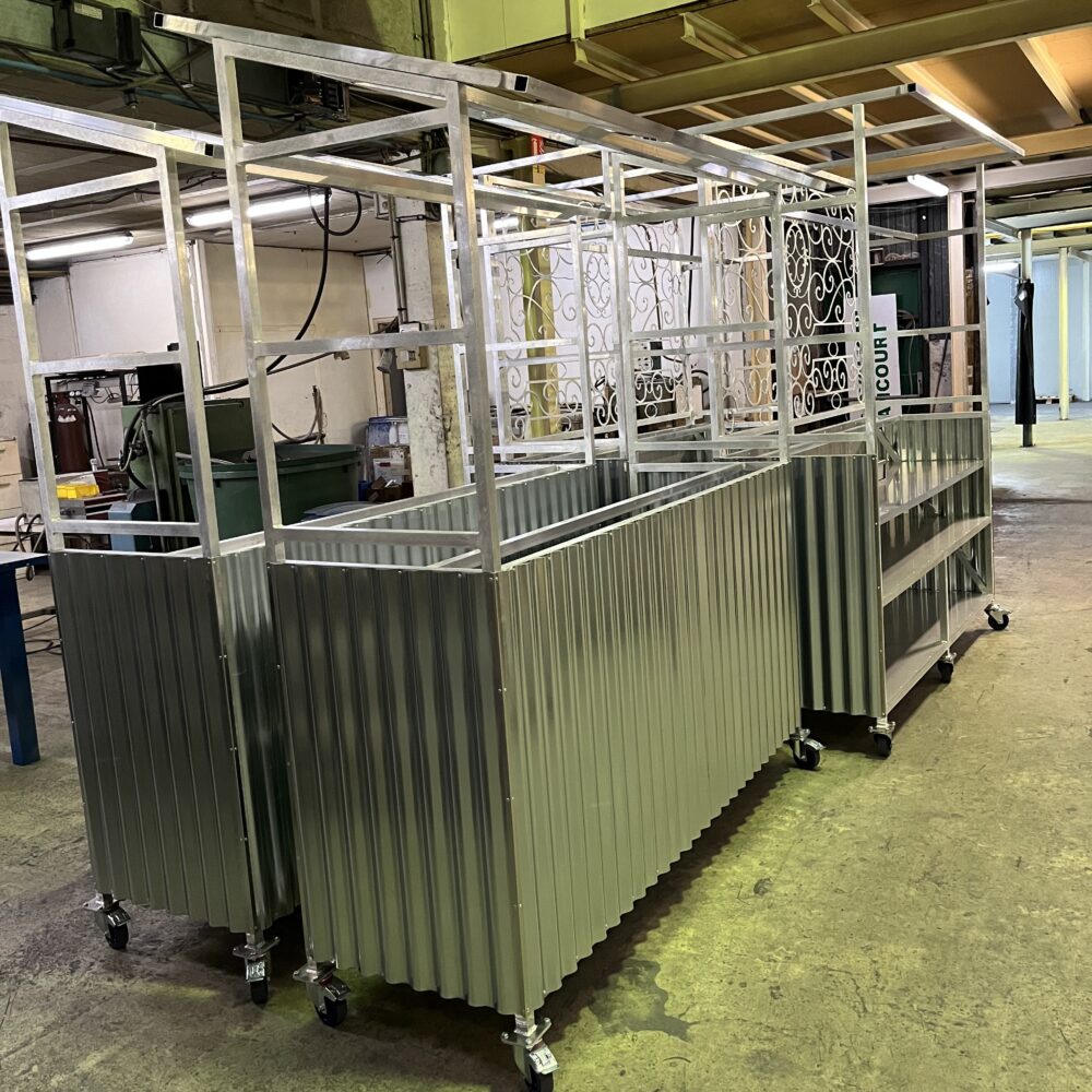 Comptoirs événementiels en métal sur roulettes, fabrication sur mesure pour aménagement temporaire.