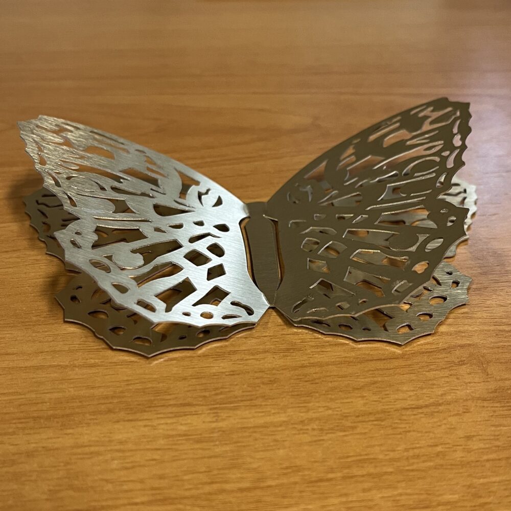 Découpe laser décorative en métal, motif papillon pour décoration ou mise en scène événementielle.