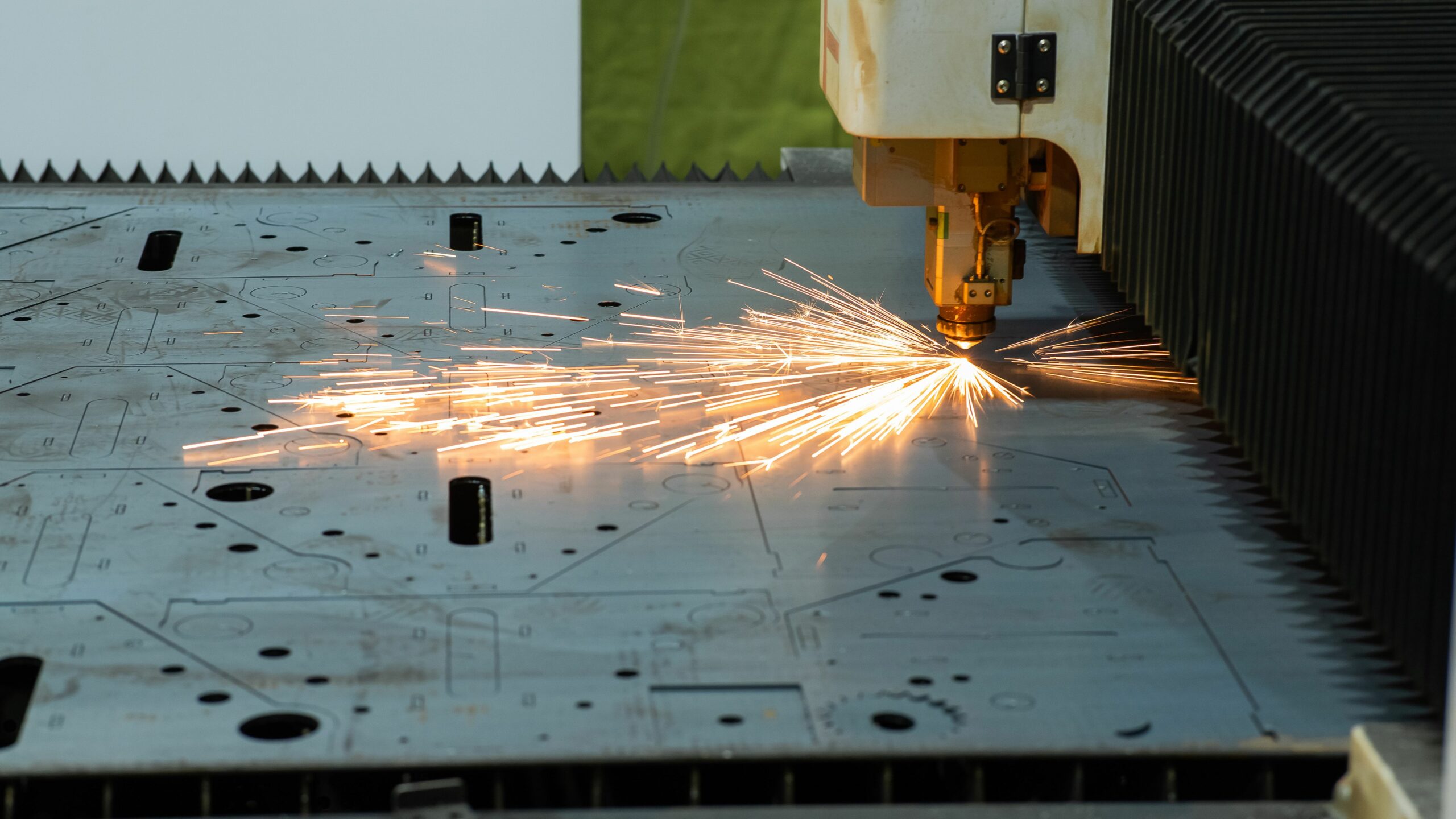 Découpe laser de tôle acier en atelier de tôlerie industrielle en Île-de-France