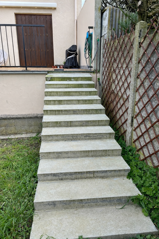 Escalier béton avant installation d’un garde-corps métallique sur mesure.
