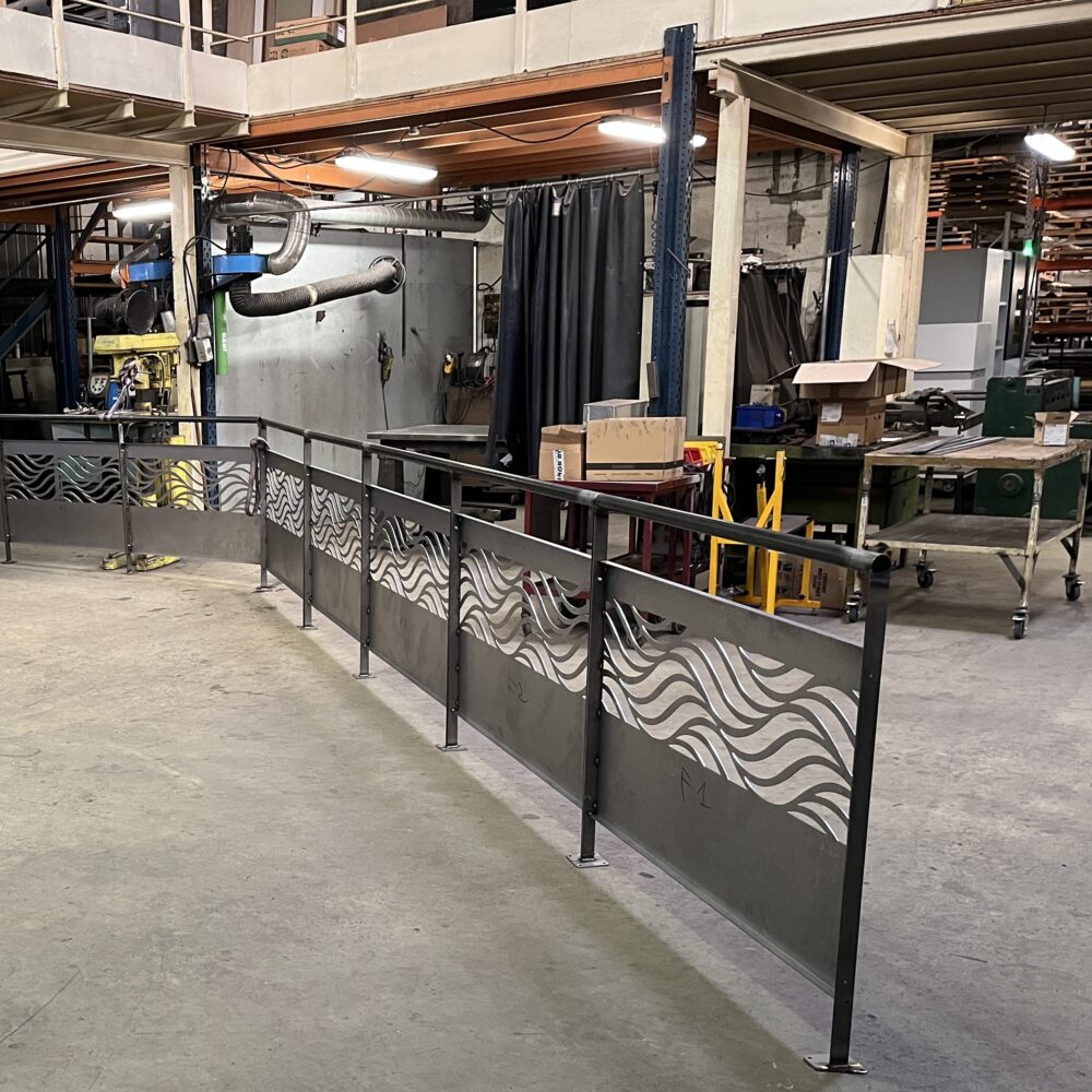 Garde-corps métallique décoratif découpé laser, fabrication sur mesure en atelier.