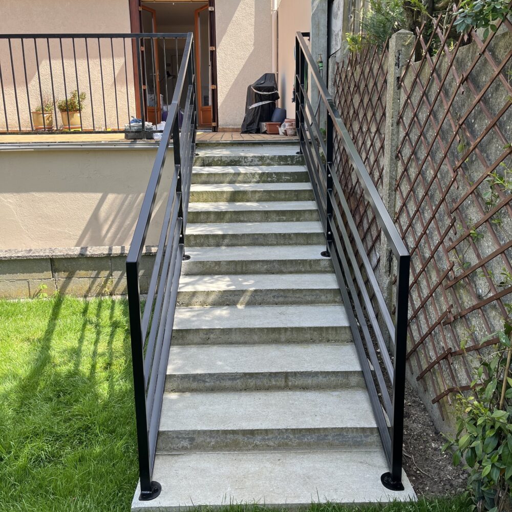 Garde-corps métallique sur escalier extérieur, réalisation sur mesure en métallerie.