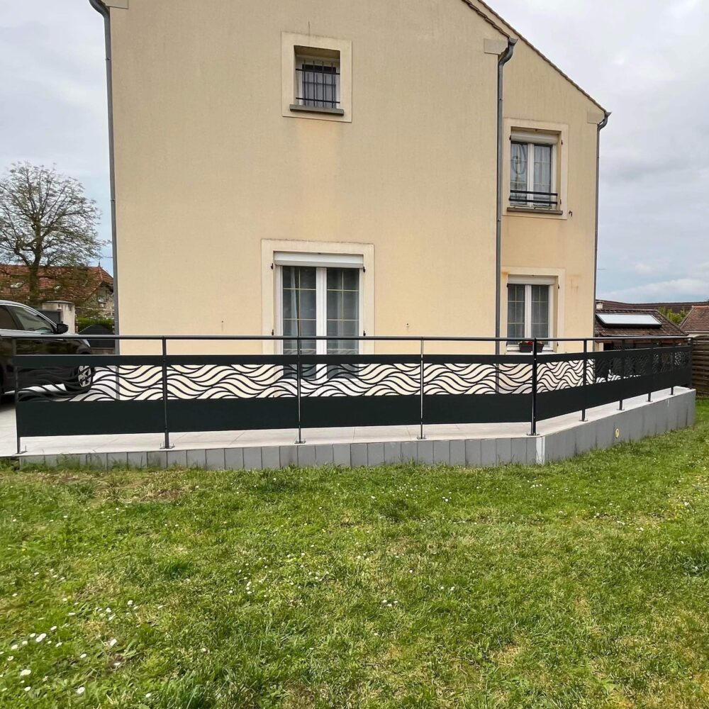 Garde-corps extérieur en métal sur mesure, intégration architecturale pour habitation.