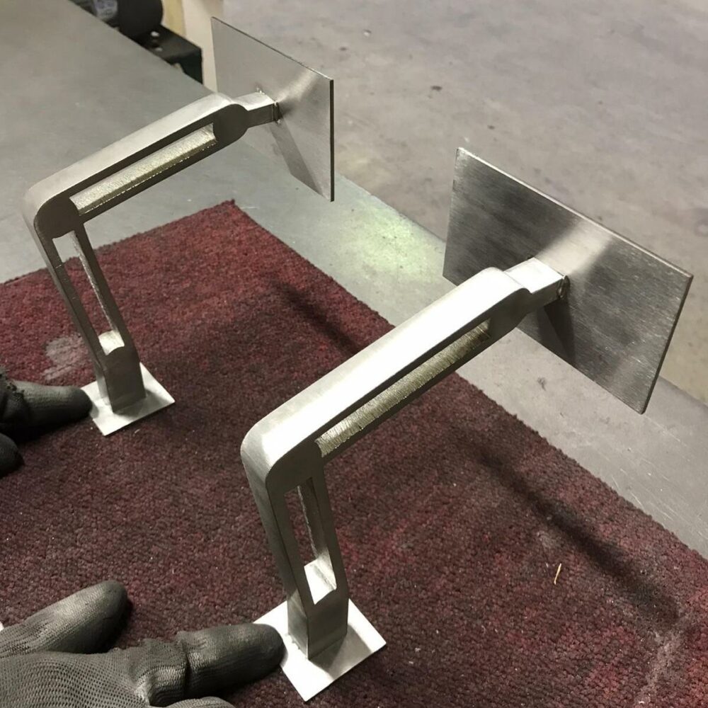 Pièces mécano-soudées en inox, fabrication précise de supports métalliques sur mesure.
