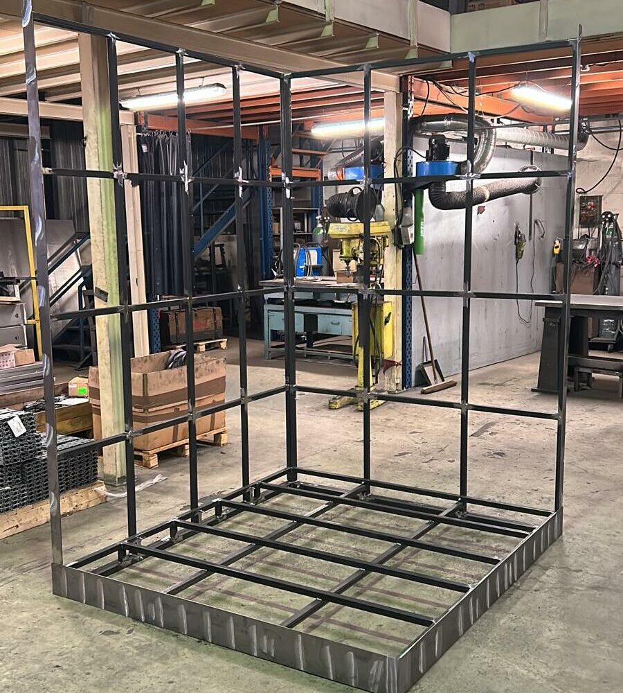 Structure métallique en acier fabriquée sur mesure pour un décor événementiel, en atelier de métallerie.