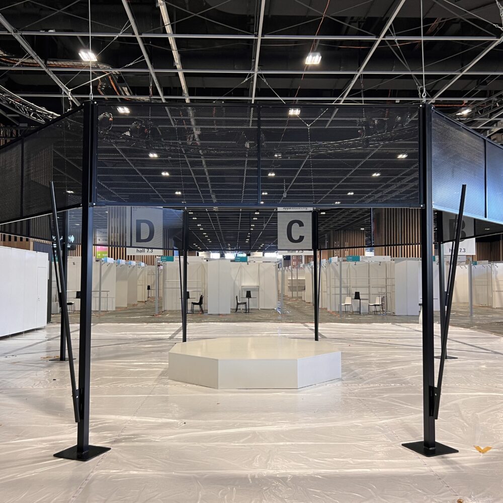 Structure métallique sur mesure pour stand et décor événementiel, réalisée pour une agence de décoration.