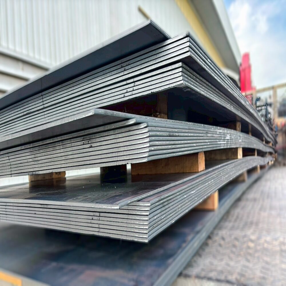 Stock de tôles acier en atelier de tôlerie industrielle pour découpe laser et pliage