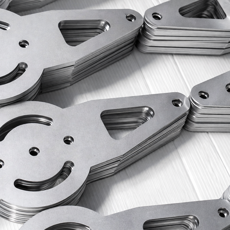 Pièces en acier découpées au laser, empilées en série pour production industrielle de précision